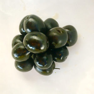 чёрные оливки на продаже