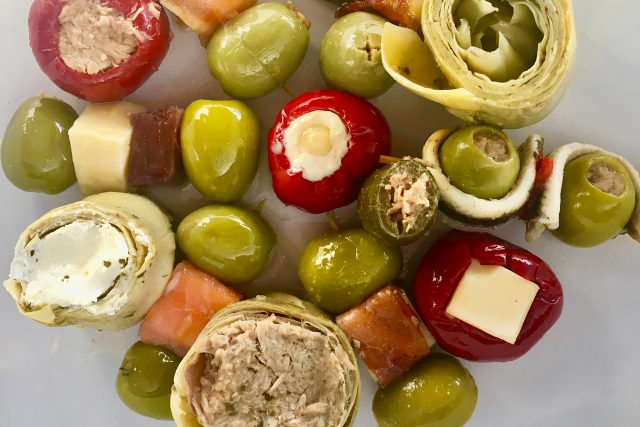 surtido de aceitunas, brochetas y encurtidos gourmet