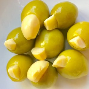 деликатные оливки заполненные чесноком