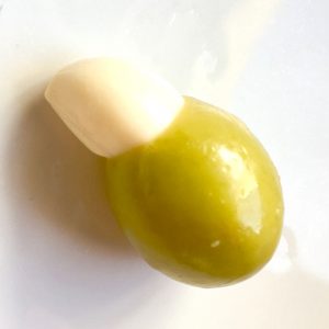 вкусные оливки заполненные чесноком