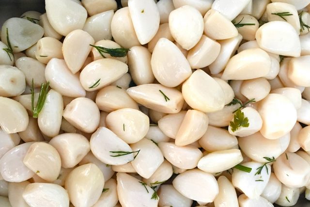 SABROSOS AJOS PROCEDENTE DE ASIA ALIÑADOS CON NUESTRA SALSA DE ACEITE Y ESPECIAS