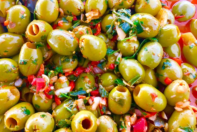 aliñadas-gordal-con-pimiento-verde-rojo-oregano-y-otras-especies-al-mojo-picon