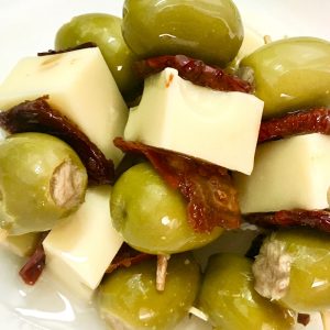 шашлык из оливки сыра сушёной помидоры и тунцом оливки лоренте торревьеха