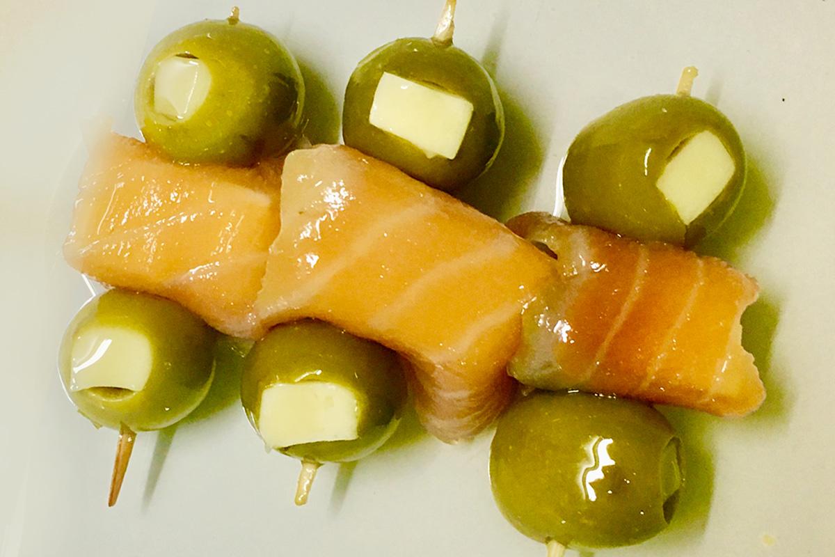 brochetas de salmón con olivas verdes rellenas