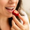 mujer comiendo pimiento con atún