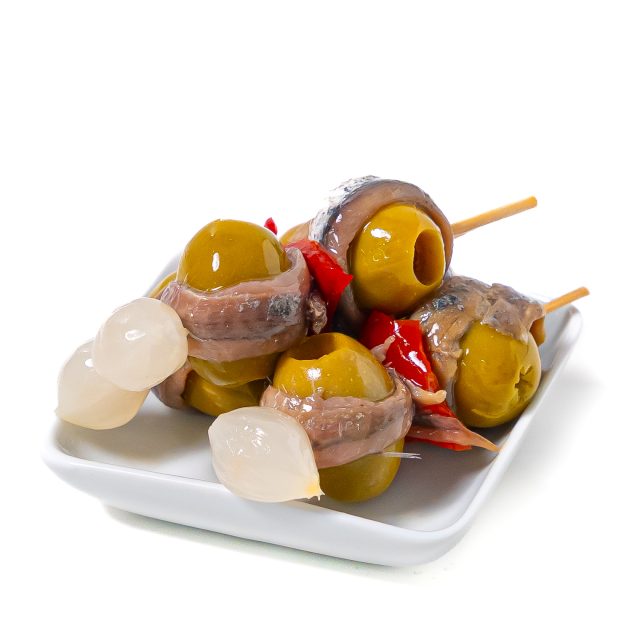 Gildas de anchoa, guindilla y aceituna en un plato
